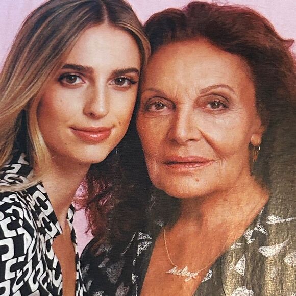 DianeβVon Furstenberg Tropical Green and White Shower Curtain - Picture 11 of 17